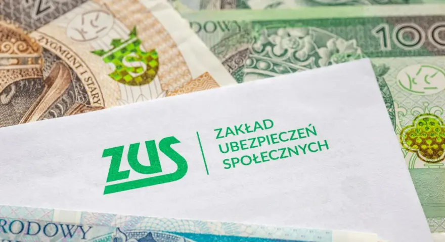 ZUS i polskie banknoty. Dokumenty związane z wypłatą świadczeń, gdy dwóch pracodawców musi zmierzyć się z kwestią zwolnienia lekarskiego.