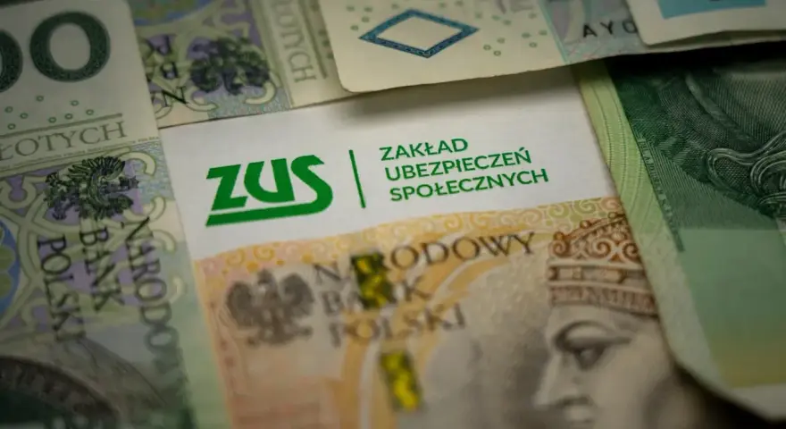 ZUS i polskie banknoty. Czy zasiłek rehabilitacyjny wlicza się do stażu pracy?