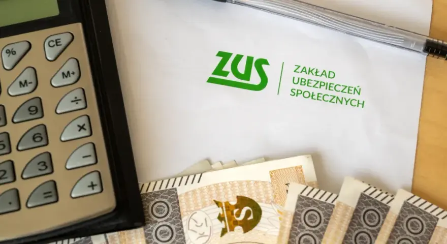 Kalkulator, pieniądze i dokument ZUS. Obliczanie ile wypłaty na L4 to ważna sprawa.