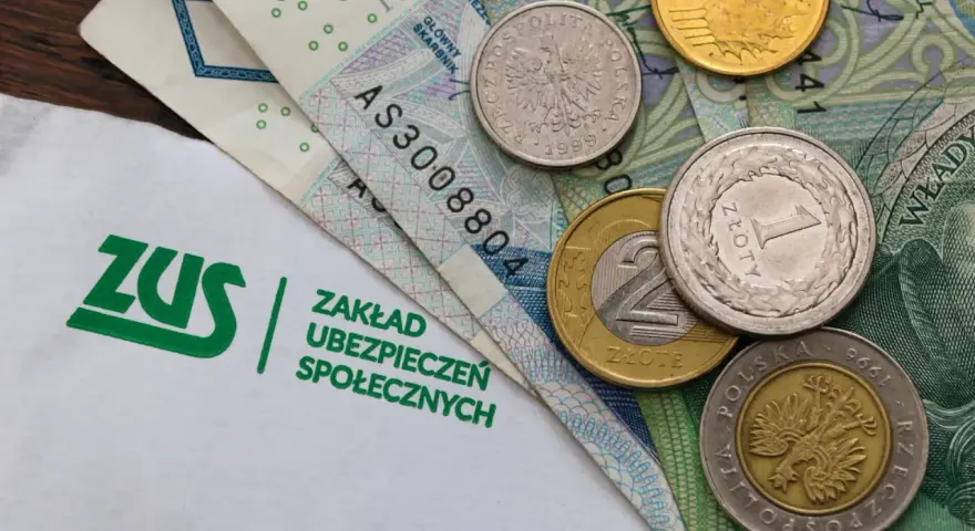ZUS i polskie pieniądze. Kto w Polsce nie płaci składek emerytalnych, ten może mieć problem z przyszłością.