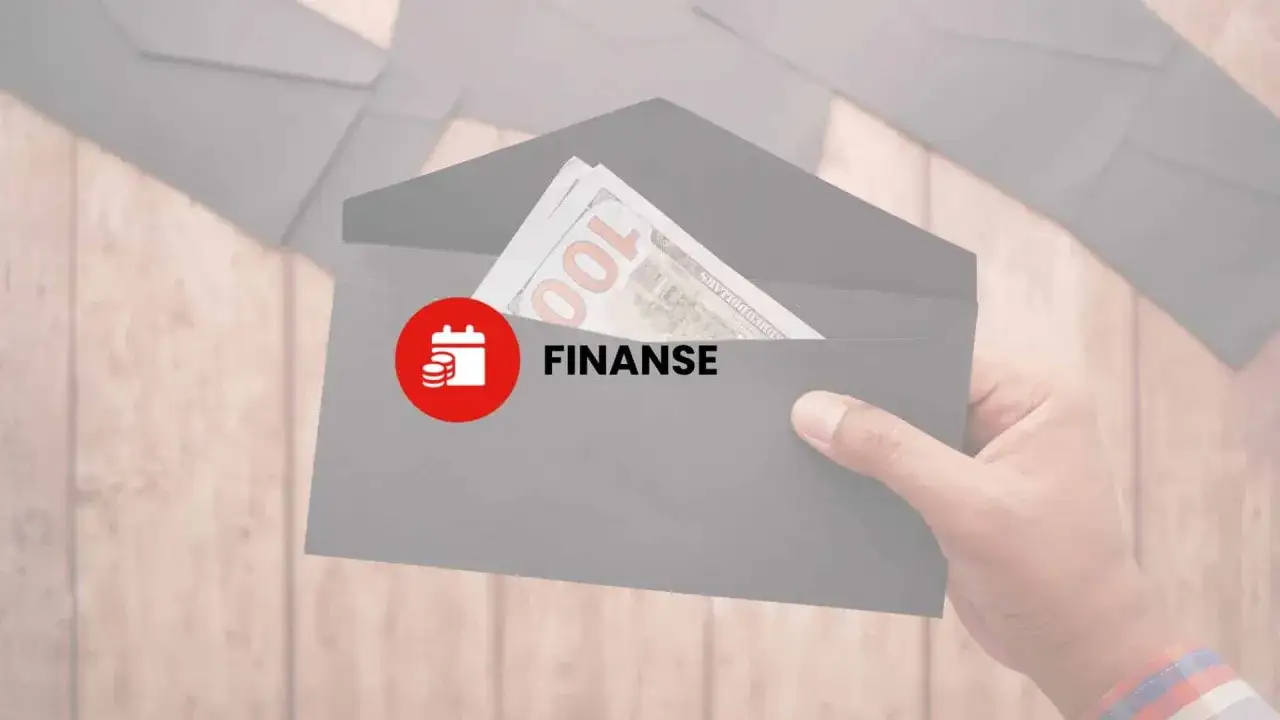 Dłoń trzyma kopertę z pieniędzmi. Ikona kalendarza i monet sugeruje, że premia uznaniowa może być powiązana z finansami, a nie z chorobowym.
