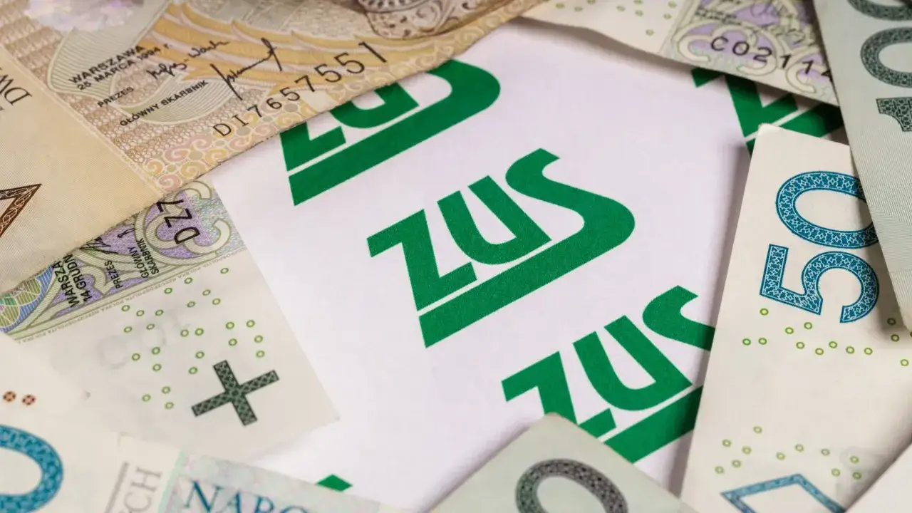 Pieniądze i logo ZUS. Emeryt na zwolnieniu lekarskim może liczyć na wsparcie.