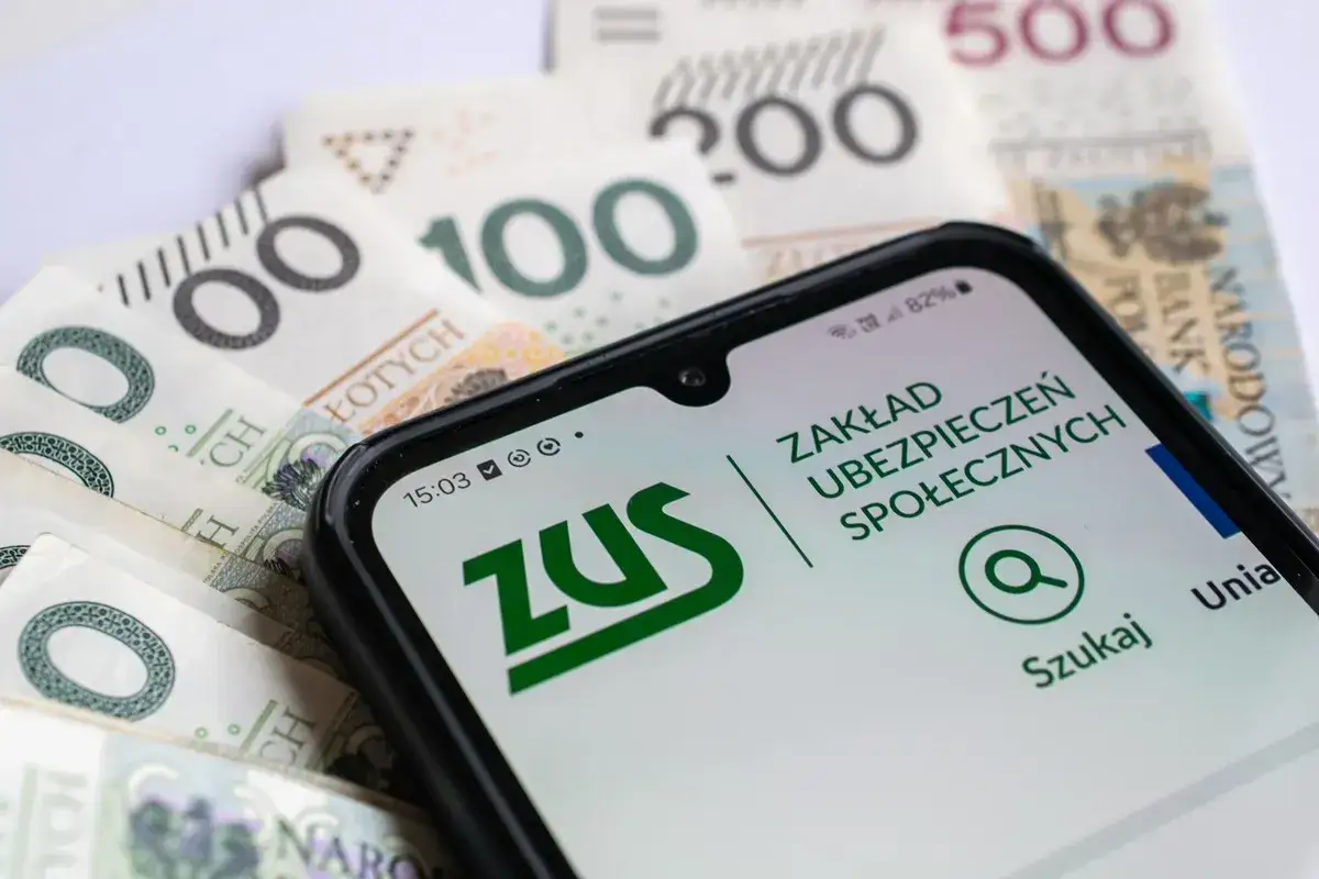 ZUS na telefonie i polskie banknoty. Czy umowa zlecenie chroni przed wypadkiem w pracy?