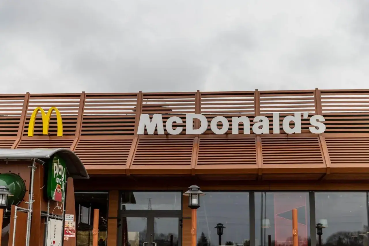Zdjęcie Ile zarabia pracownik McDonald's? Zaskakujące różnice w wynagrodzeniach