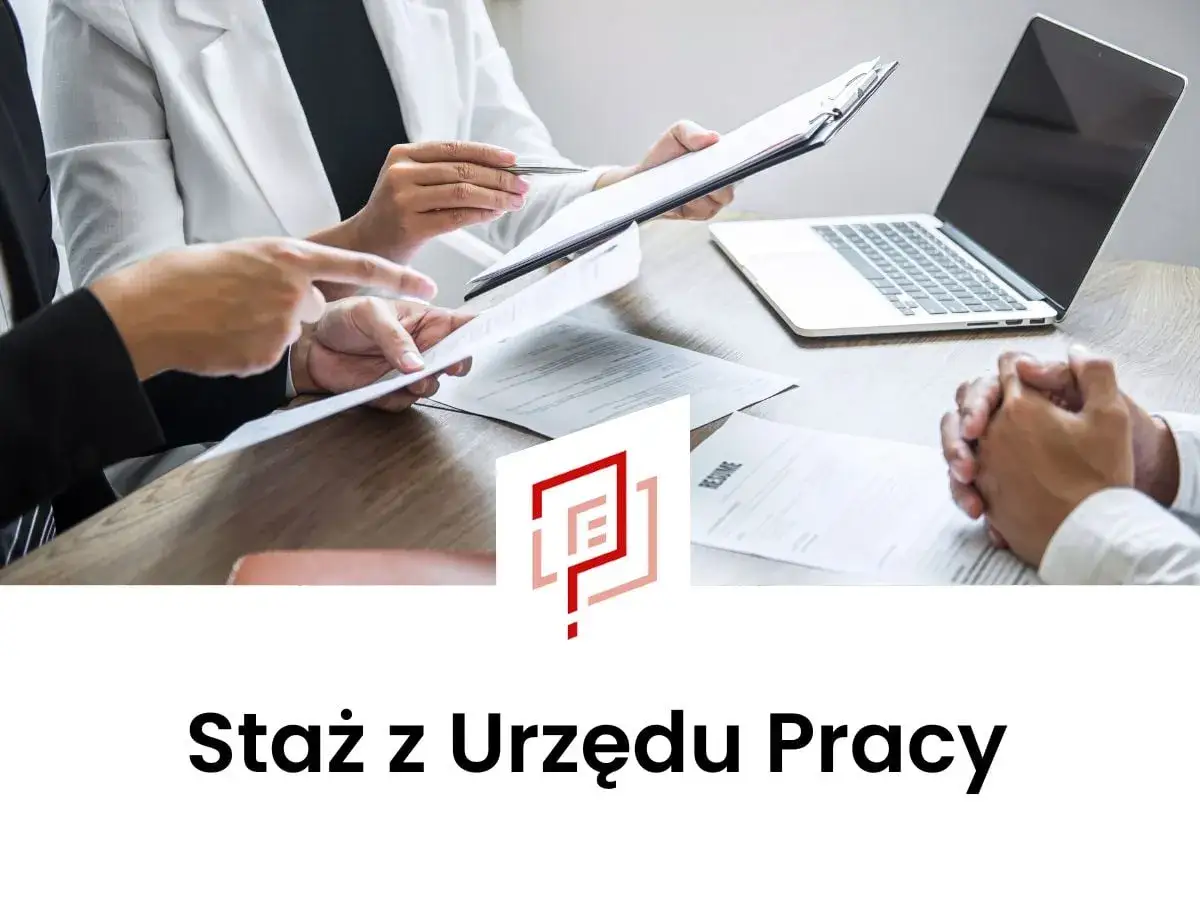 Rozmowa o stażu z Urzędu Pracy. Dyskutują o dokumentach i laptopie. Dowiedz się, ile trwa staż.