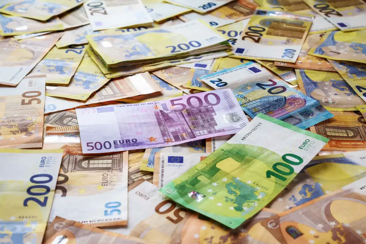 Stos banknotów euro: 500, 200, 100, 50, 20. Czekasz na pieniądze z ZUS? Sprawdź, po jakim czasie ZUS wypłaca chorobowe.