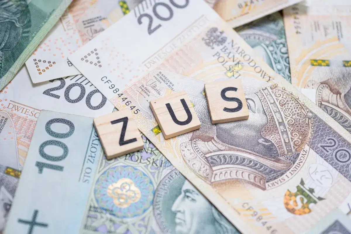 Litery ZUS na tle polskich banknotów. Pytanie: co po zasiłku rehabilitacyjnym?