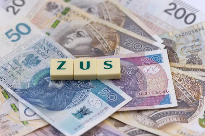 ZUS na działalności. Litery ZUS ułożone na polskich banknotach, symbolizujące koszty prowadzenia firmy i zwolnienie lekarskie.